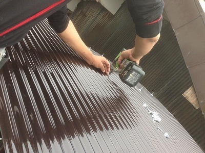 波板張り換え　ビス止め